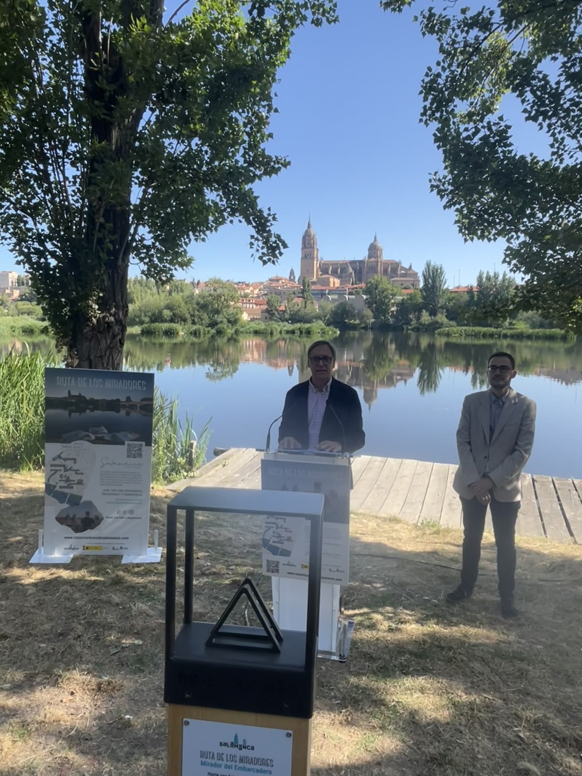 El alcalde, Carlos García Carbayo, junto al concejal de turismo, Ángel Fernández Silva