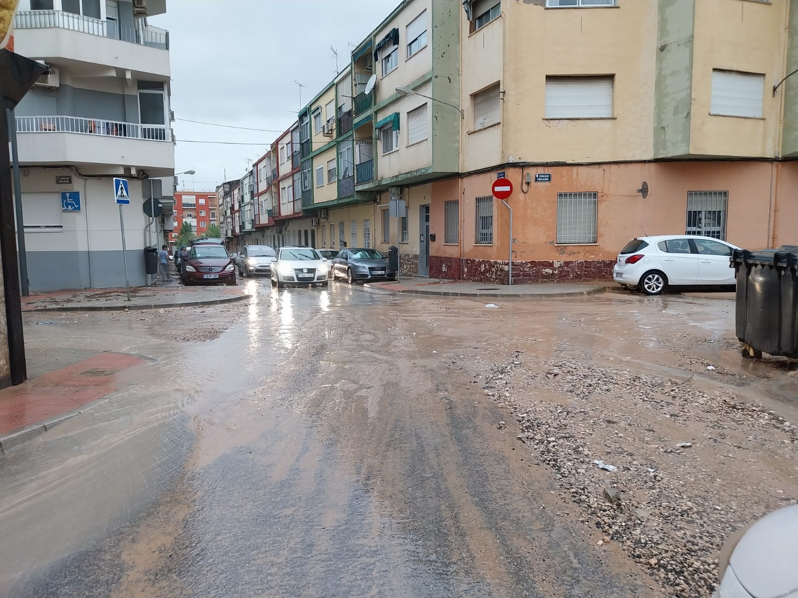 Calles afectadas por el barro y piedras por arrastres de la lluvia