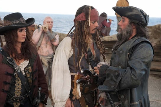 El capitán Jack Sparrow (JOHNNY DEPP), Angelica (PENELOPE CRUZ), Barbanegra (IAN McSHANE) y el resto de tripulación en la isla donde esperan encontrar la Fuente de la Juventud.