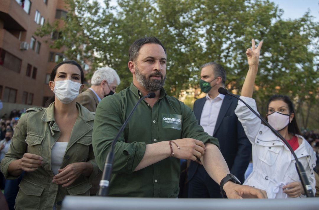 El presidente de Vox y director de campaña, Santiago Abascal, y la candidata a la Presidencia de la Comunidad de Madrid, Rocío Monasterio en Vallecas.