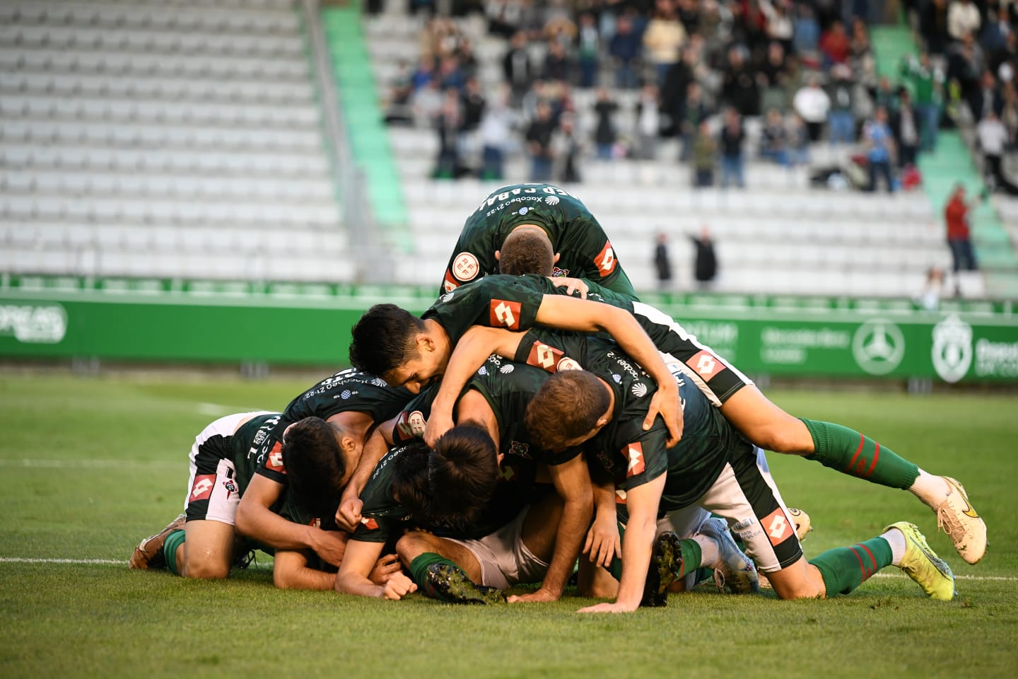Los verdes celebran uno de sus goles en el Racing-San Fernando en A Malata este sábado (foto: Racing de Ferrol)