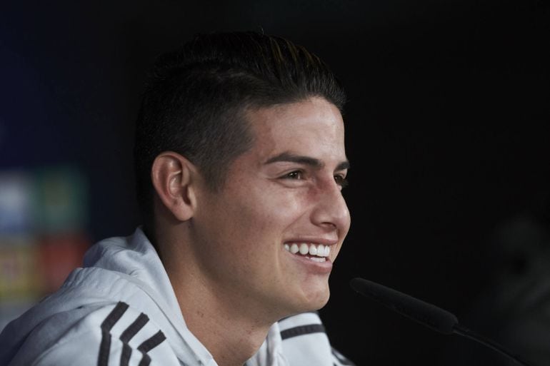 James Rodríguez durante su rueda de prensa en el Bernabéu 