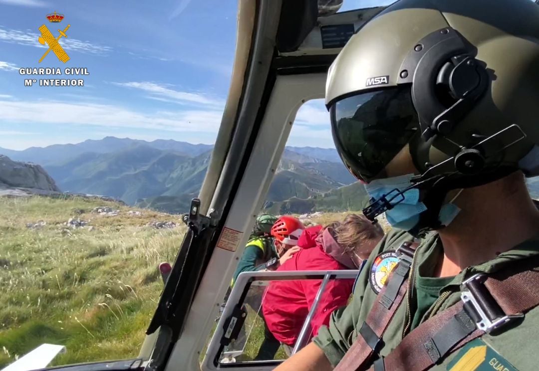 La Guardia Civil en helicóptero llevando a cabo la operación de rescate en Peña Remoña.