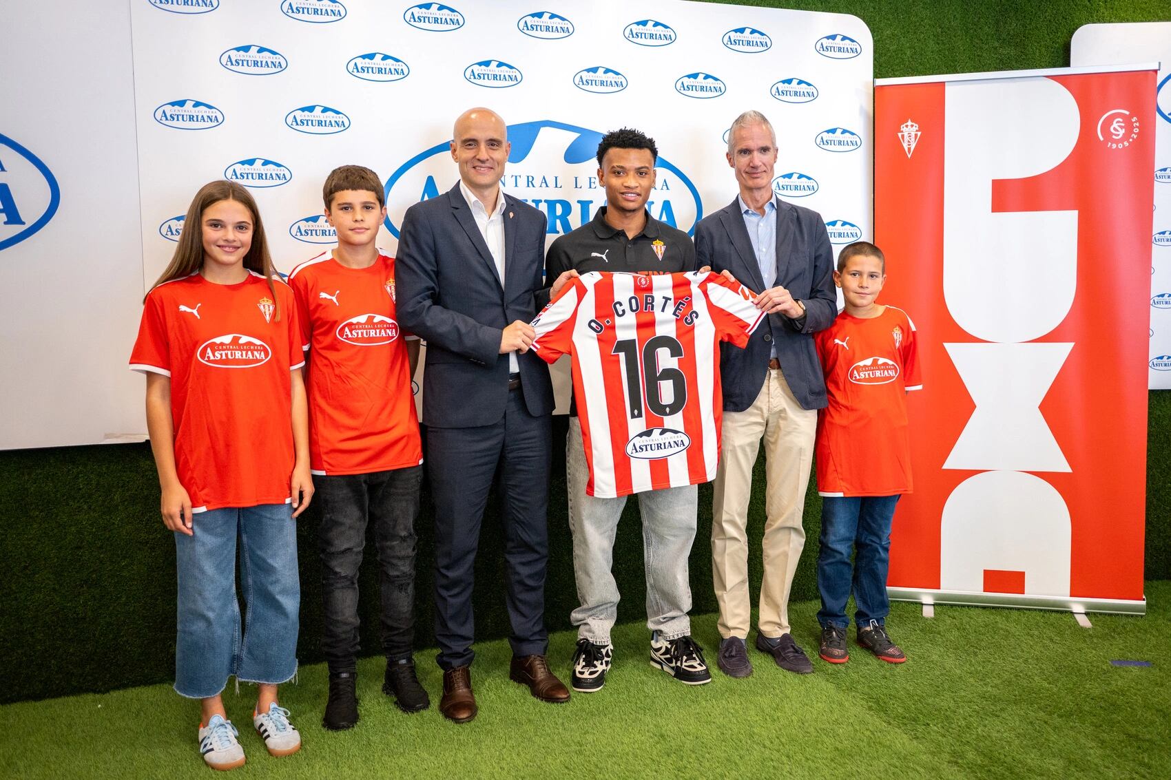 Oscar Cortés flanqueado por el presidente del Sporting David Guerra y José Armando Tellado, director general del Grupo Central Lechera Asturiana