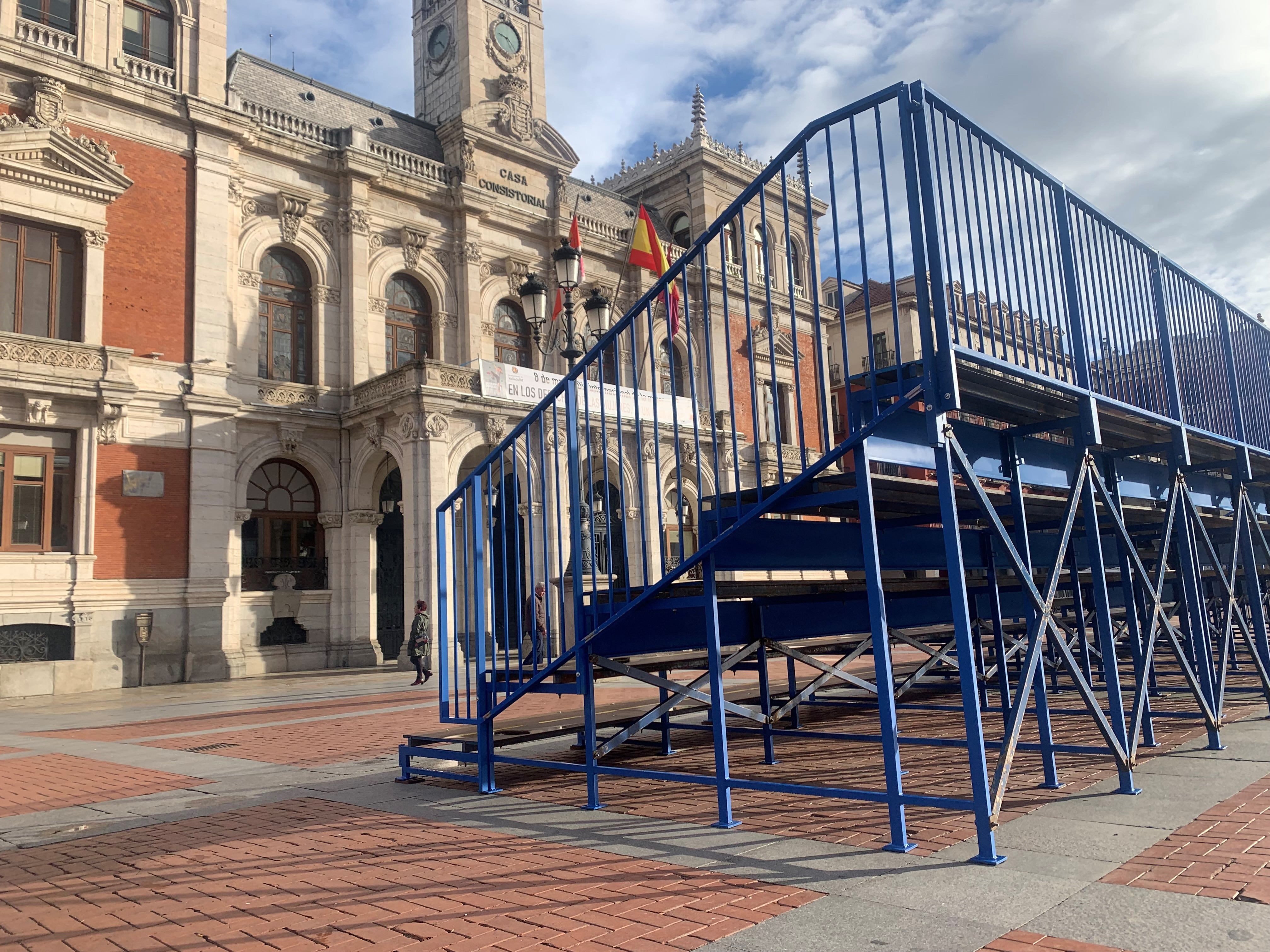 Gradas para el público en la Plaza Mayor de Valladolid.