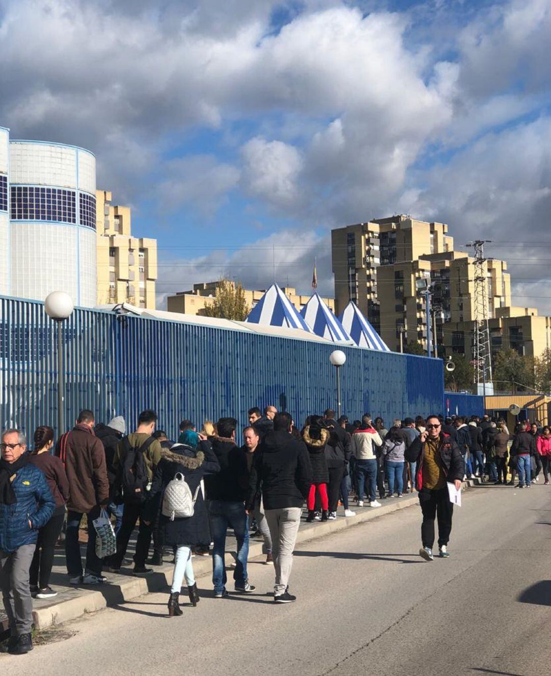 Personas esperando a las puertas de la Brigada de Extranjería y Fronteras de Madrid 