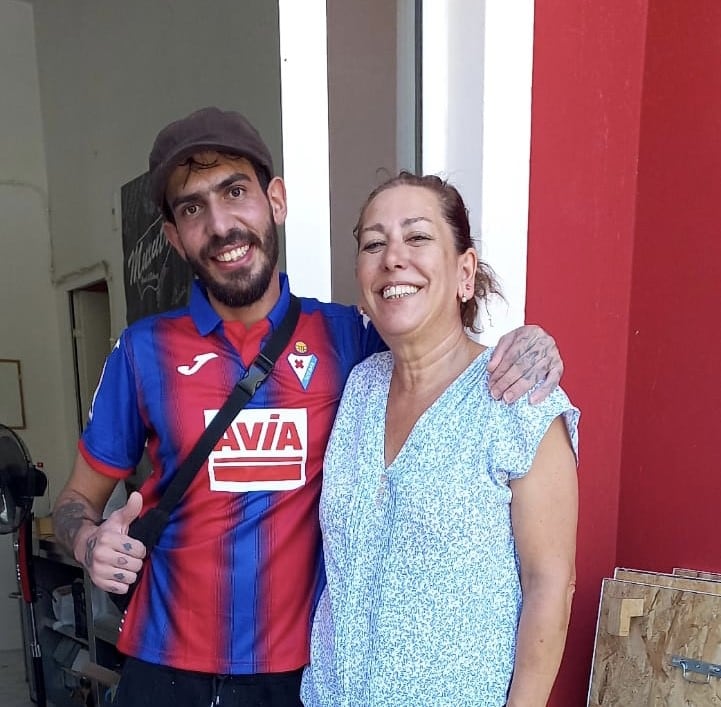 Las camisetas del Eibar han llegado al campo de refugiados de Lesbos