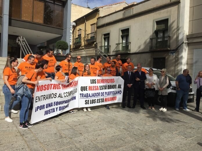 Trabajadores de RLESA manifestándose a las puertas del ayuntamiento en Puertollano