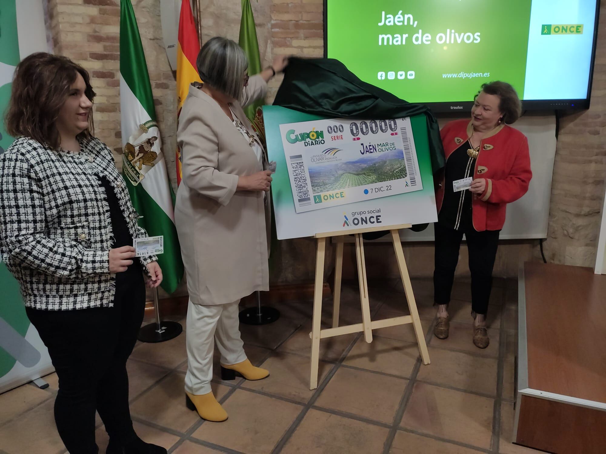 La consejera territorial de Andalucía, Ceuta y Melilla de la ONCE, Irene Guijarro; la directora de la ONCE en Jaén, Rosario Sedano; y la vicepresidenta segunda de la Diputación Provincial, Pilar Parra