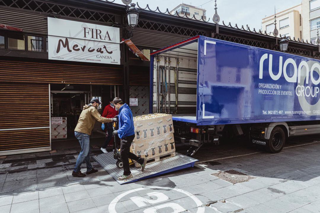 Llegada del donativo de Refresco Iberia al centro logístico de la Cruz Roja en Gandia
