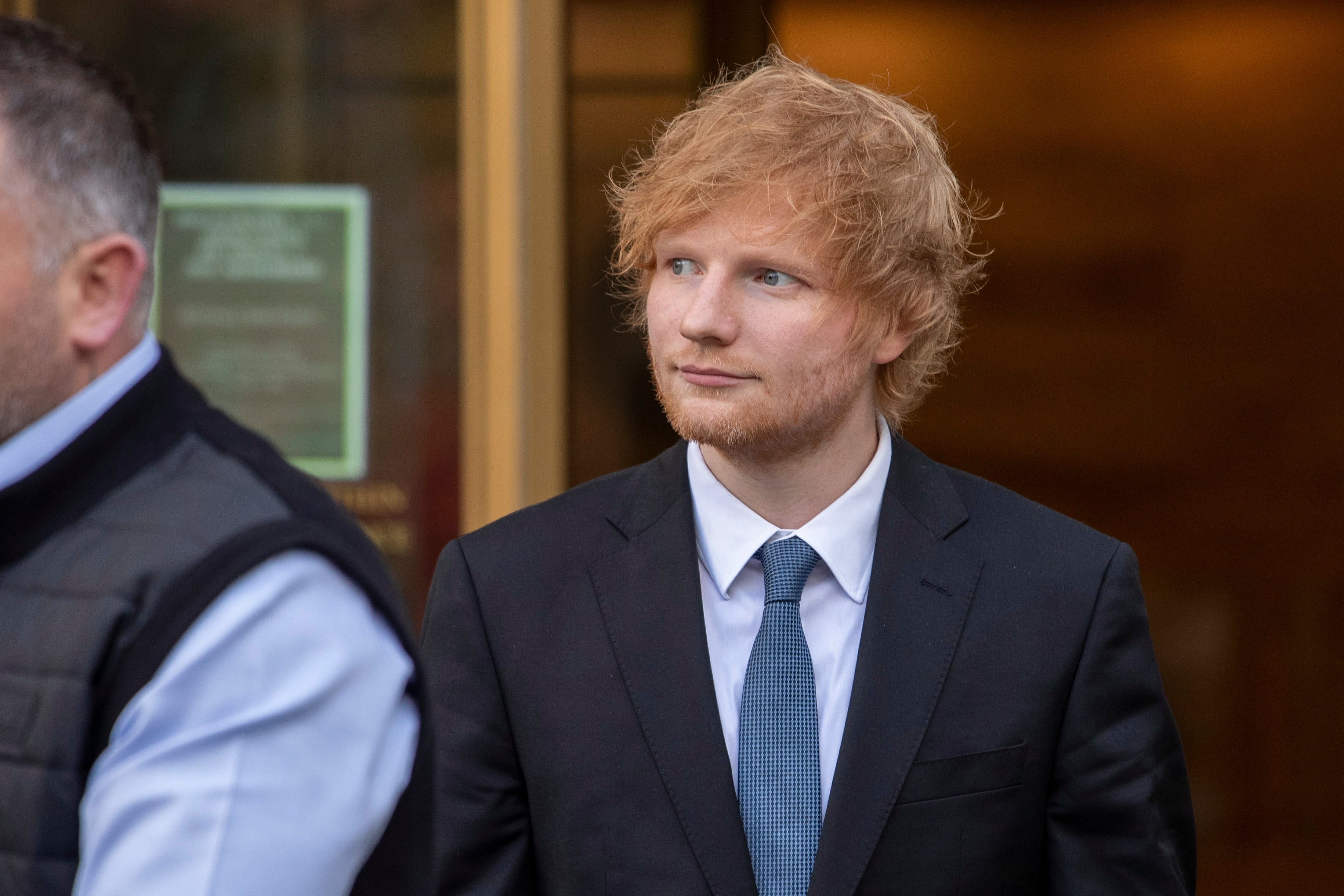 Ed Sheeran abandonando la corte federal, tras asistir al juicio en Nueva York