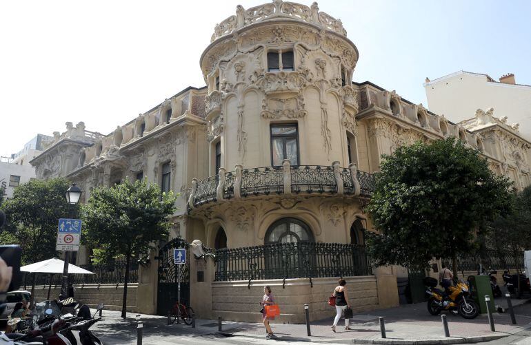 Vista tomada de la fachada de la Sociedad General de Autores Españoles (SGAE) que debate en una junta extraordinaria la moción de censura contra su presidente, José Miguel Fernández Sastrón