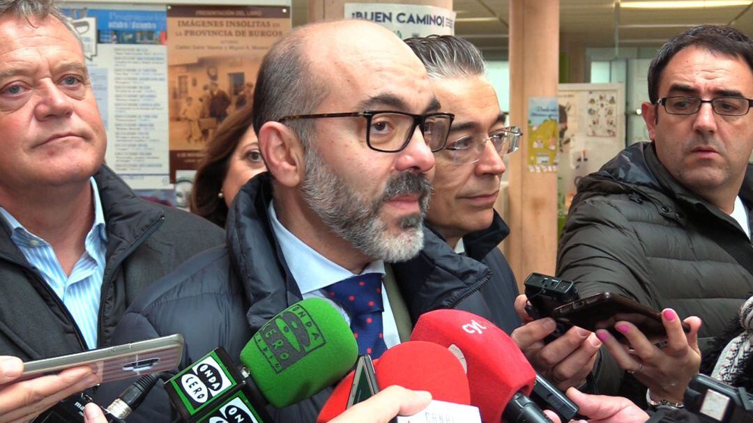 El consejero de Cultura de la Junta de Castilla y León, Javier Ortega, atiende a los medios en Burgos