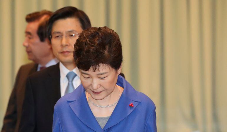 La presidenta de Corea del Sur asiste a un consejo de ministros de emergencia previo a conocer su dimision por el parlamento acusada de corrupcion y desvio de dinero público. Sus amistades peligrosas han hecho el resto