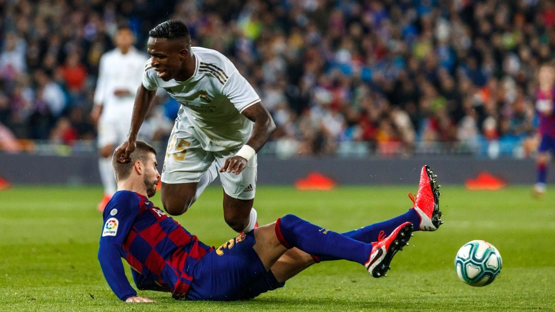 Vinicius en un choque con Piqué