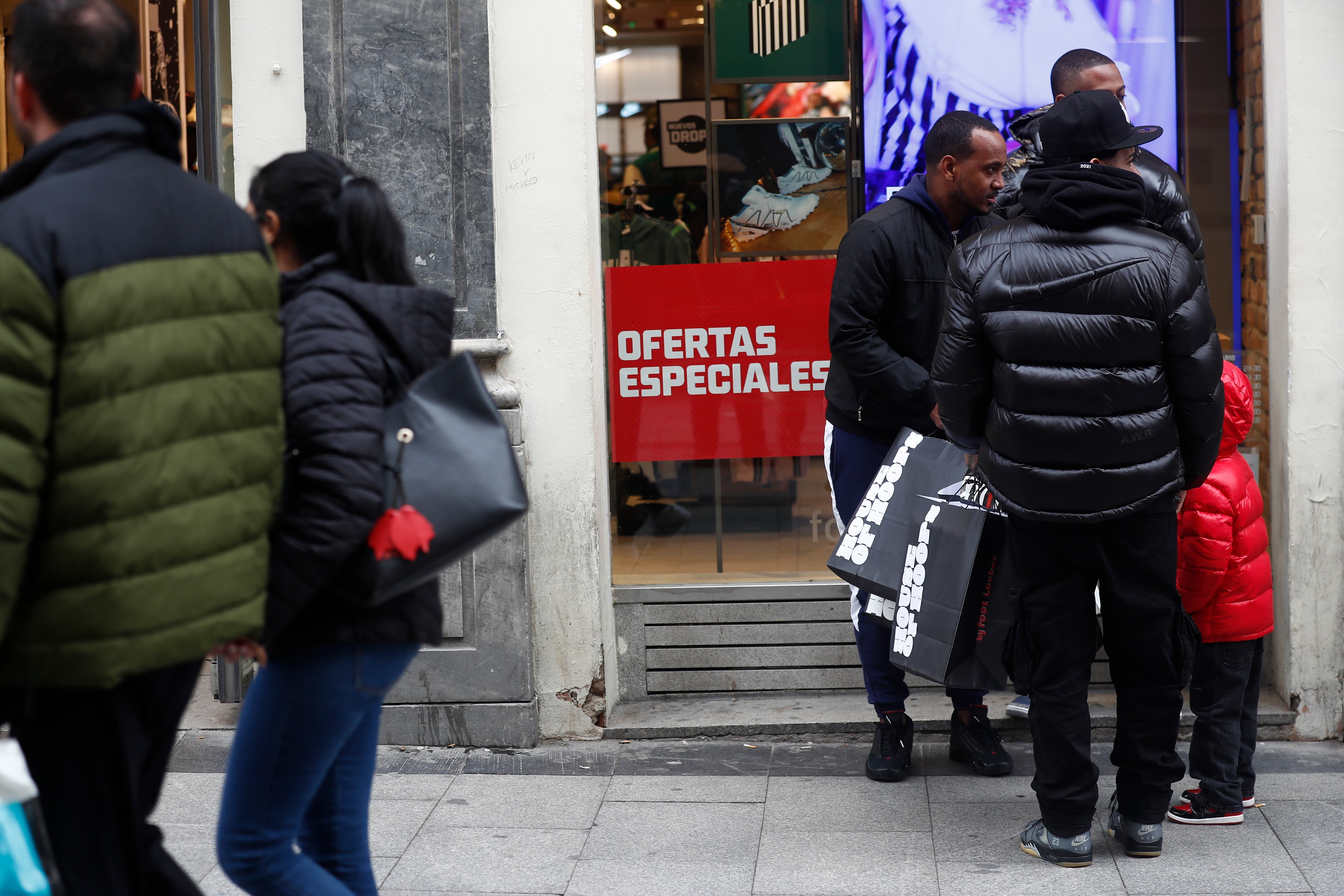 Ultimando las compras navideñas. EFE/ Javier Lizón
