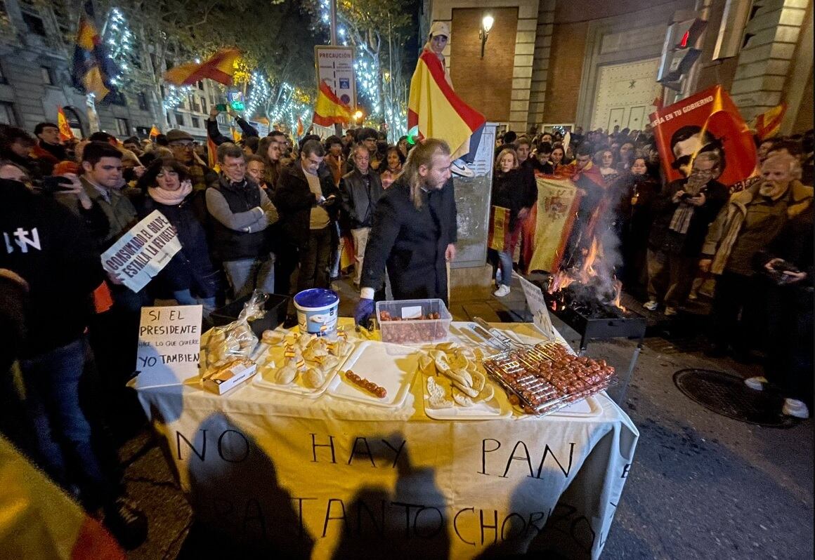 Fotografía de los manifestantes de Ferraz que organizaron una barbacoa el pasado miércoles