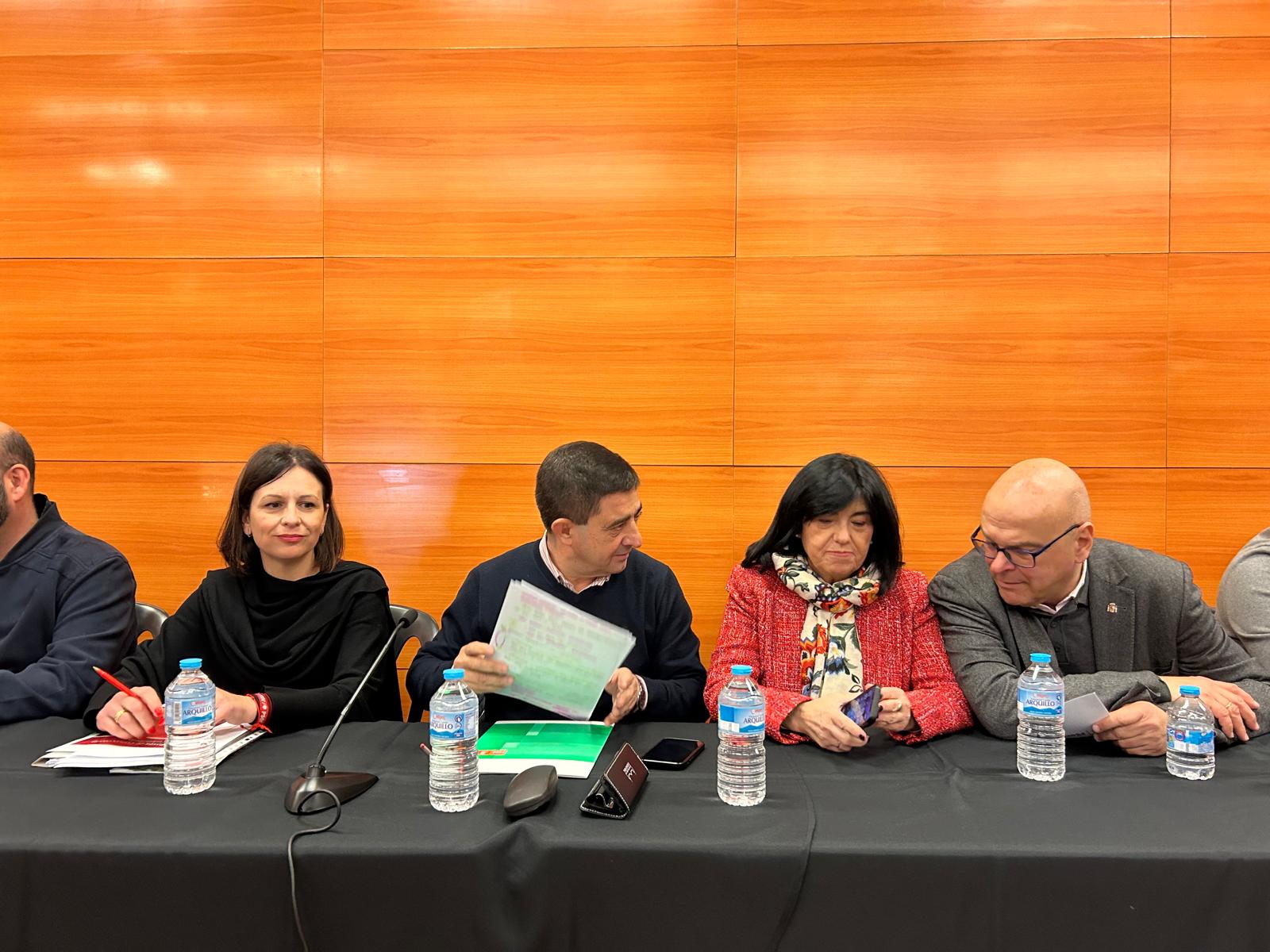 De izda a dcha Isabel Uceda (secretaria de Organización); Paco Reyes (secretario general), Paqui Medina (presidenta del partido) y Manuel Fernández, miembro de la ejecutiva provincial del PSOE Jaén.