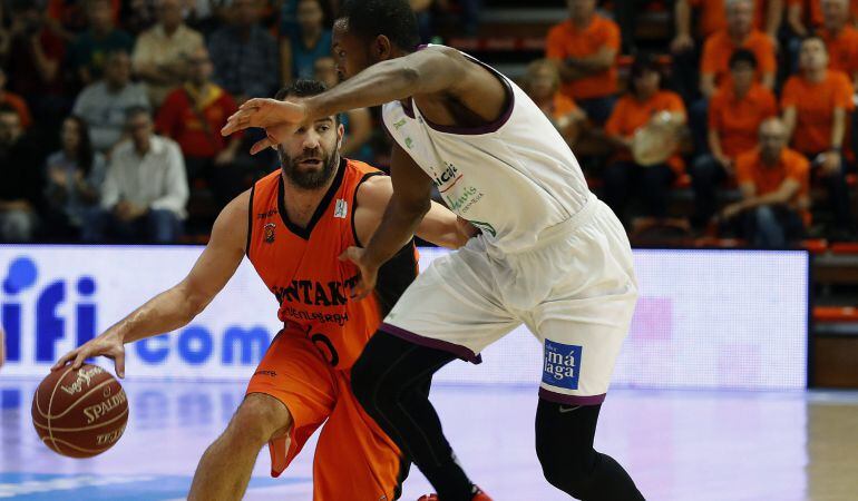 El base norteamericano del Unicaja Olvier Lafayette (d), y Carlos Cabezas, base del Montakit Fuenlabrada, durante el partido correspondiente a la tercera jornada de la Liga Endesa.