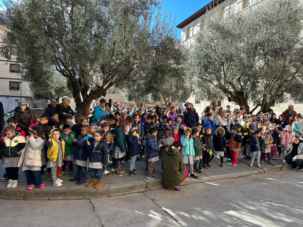 Escolares y vecinos en la concentración por la paz en Ucrania 