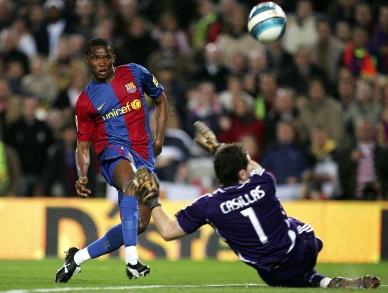 El delantero camerunés intenta batir a Casillas en un partido de 2007.