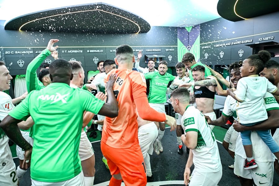 Los jugadores del Elche celebraron la victoria por todo lo alto en el vestuario