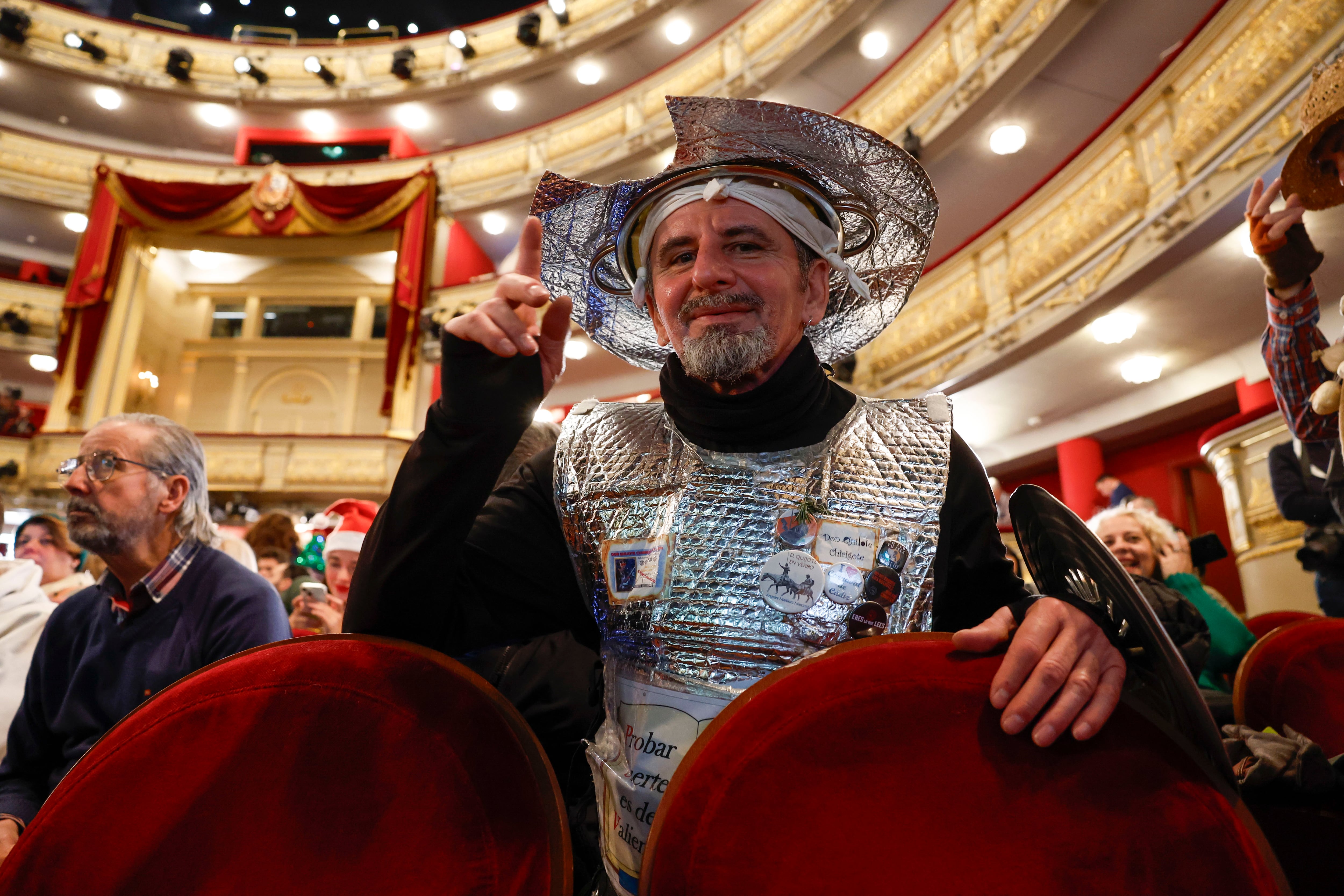 MADRID, 22/12/2023.- Un hombre disfrazado de Don Quijote asiste en el Teatro Real de Madrid al sorteo extraordinario de Navidad de la Lotería Nacional donde se reparen 2.500 millones de euros. EFE/ J.J. Guillén
