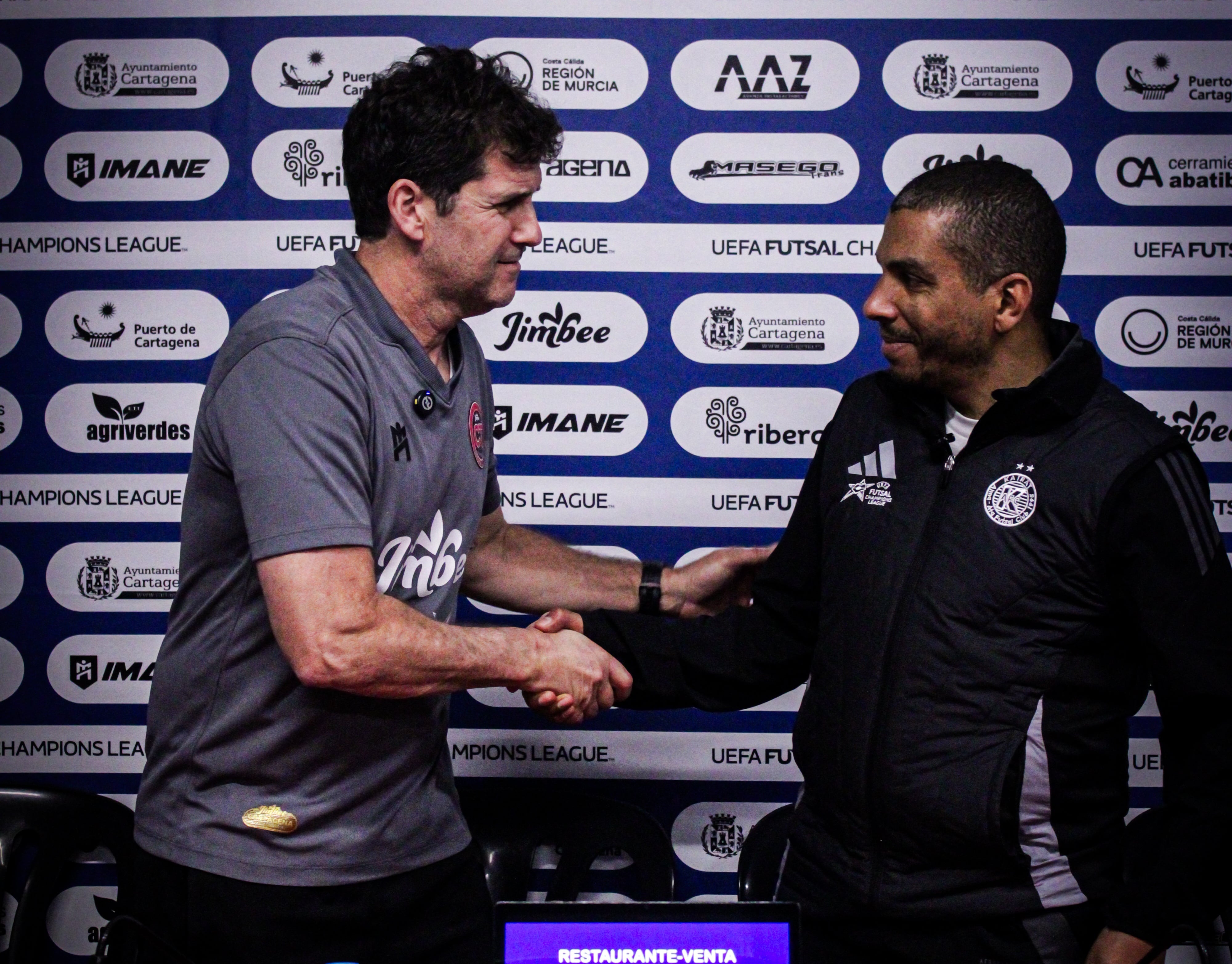 Duda y Daniel Junior se dan la mano en la previa del Jimbee-Kairat