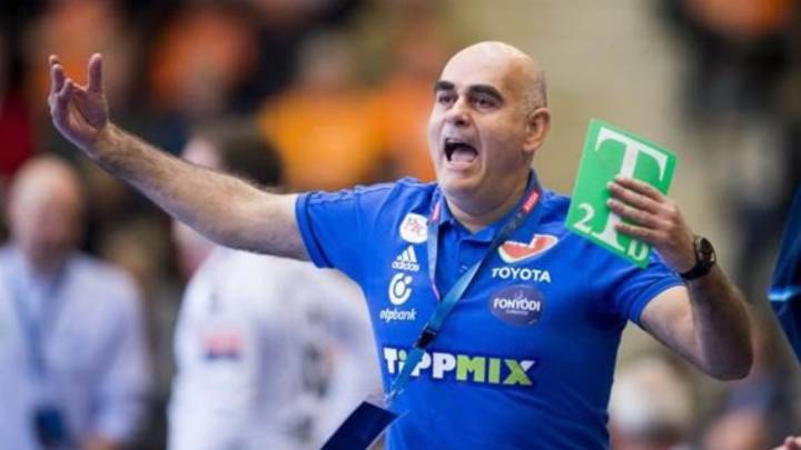 Juan Carlos Pastor dirigiendo al Pick Szeged