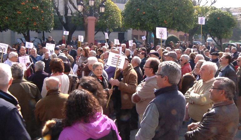 Medio millar de personas se concentraron en la Plaza de la Constitución bajo la iniciativa del Movimiento Local de Andújar en Defensa del Sistema Público de Pensiones