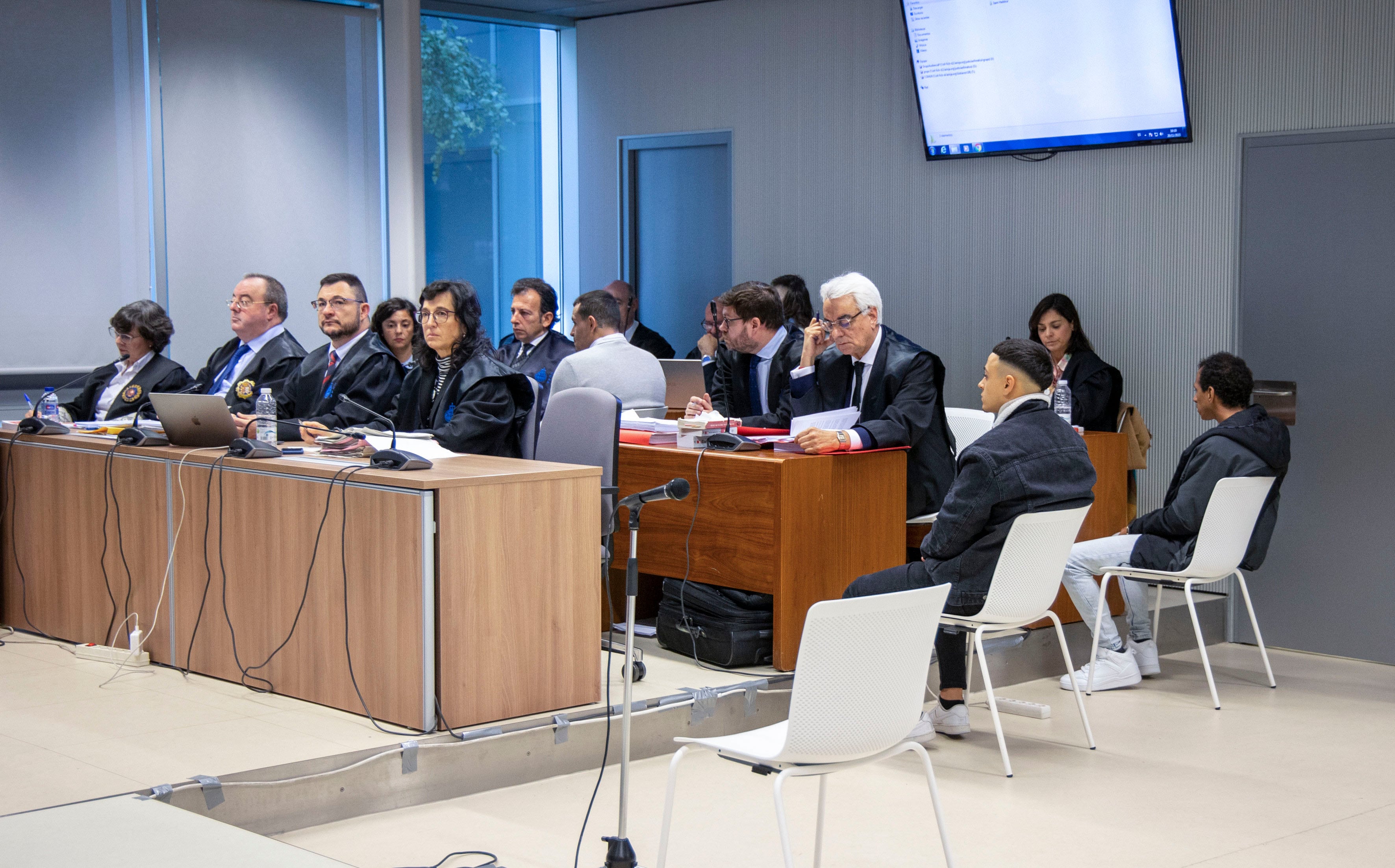 LOGROÑO 20/11/2023.- Comienza el juicio con jurado por el "crimen del parque del Ebro", en el que el fiscal pide una pena de 30 años de cárcel a cuatro jóvenes como presuntos autores de los delitos de asesinato con ensañamiento y alevosía y robo con violencia, tras golpear y asaltar a un repartidor en Logroño en 2021, este lunes en el Palacio de Justicia de Logroño..-EFE/ Raquel Manzanares
