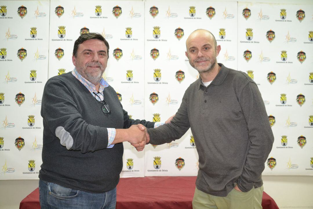 José Rafael Pérez, Petete, Fallero Ejemplar 2019 (d) con el presidente de la JLF de Dénia, José Vicente Benavente.