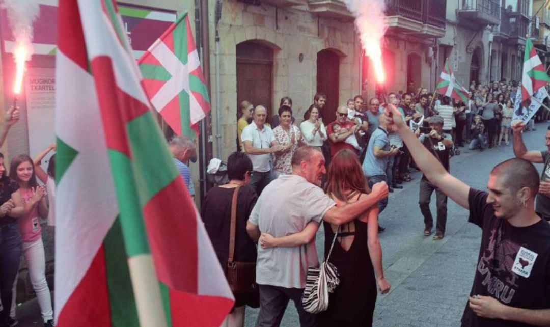 En total, el colectivo de víctimas ha registrado en lo que va de año en el Observatorio de Radicalización, 64 actos de apoyo a ETA, frente a los 124 documentados en el mismo periodo de 2020 lo que supone una reducción del 51 %. 
 