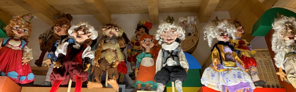 Decenas de títeres habitan y llenan de magia La Casa de las Marionetas de Palomera (Cuenca).