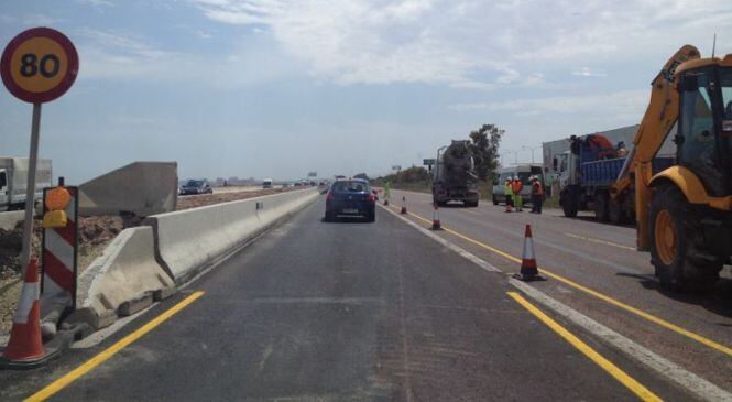 Trabajos que se ejecutan estos días para instalar el sistema de drenaje en la autovía V-21