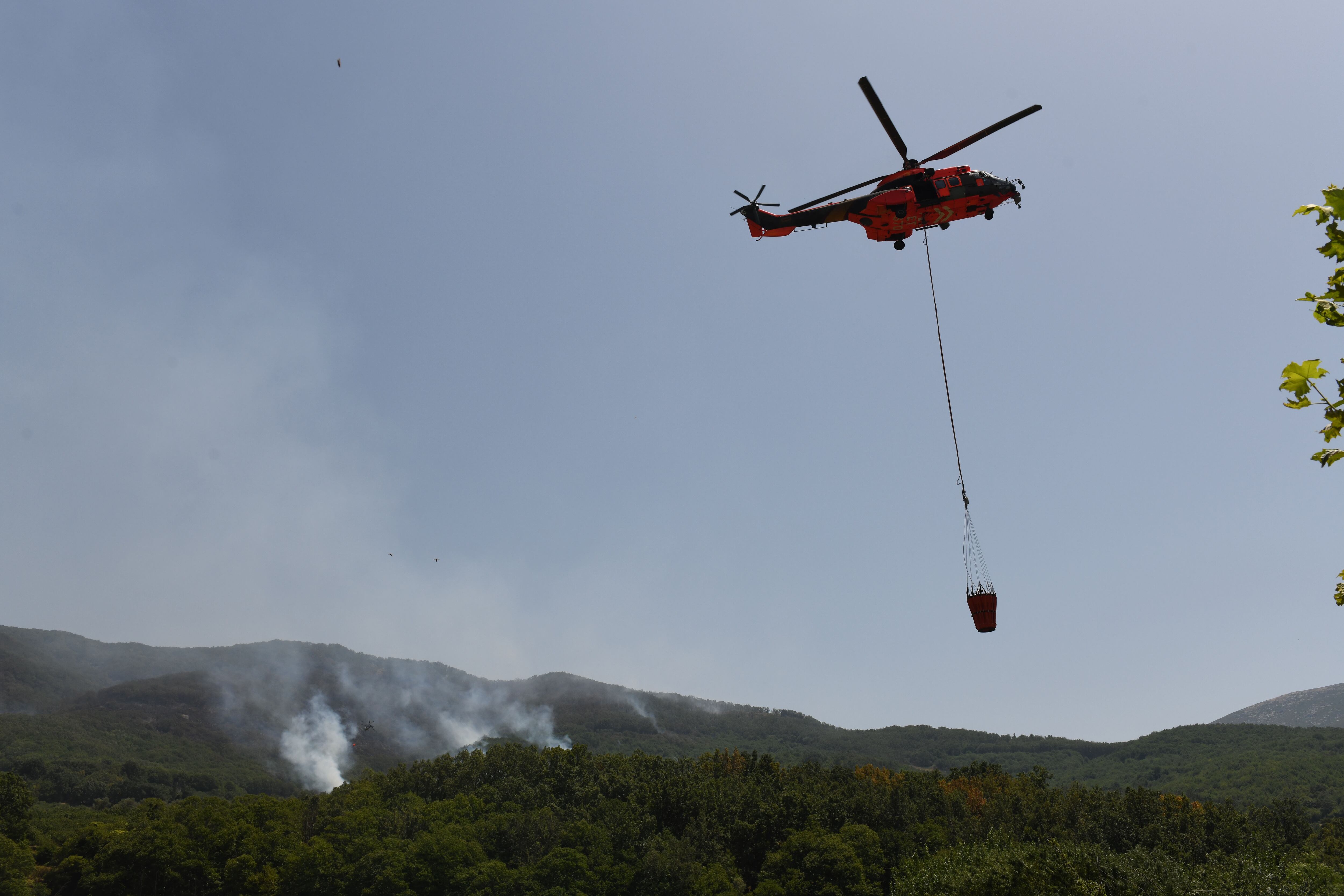 JERTE (CÁCERES), 17/07/2022.- Imagen del humo producido por el incendio forestal que se ha producido en La Garganta de los Infiernos, en el Valle del Jerte. EFE / Esteban Martinena Guerrero.