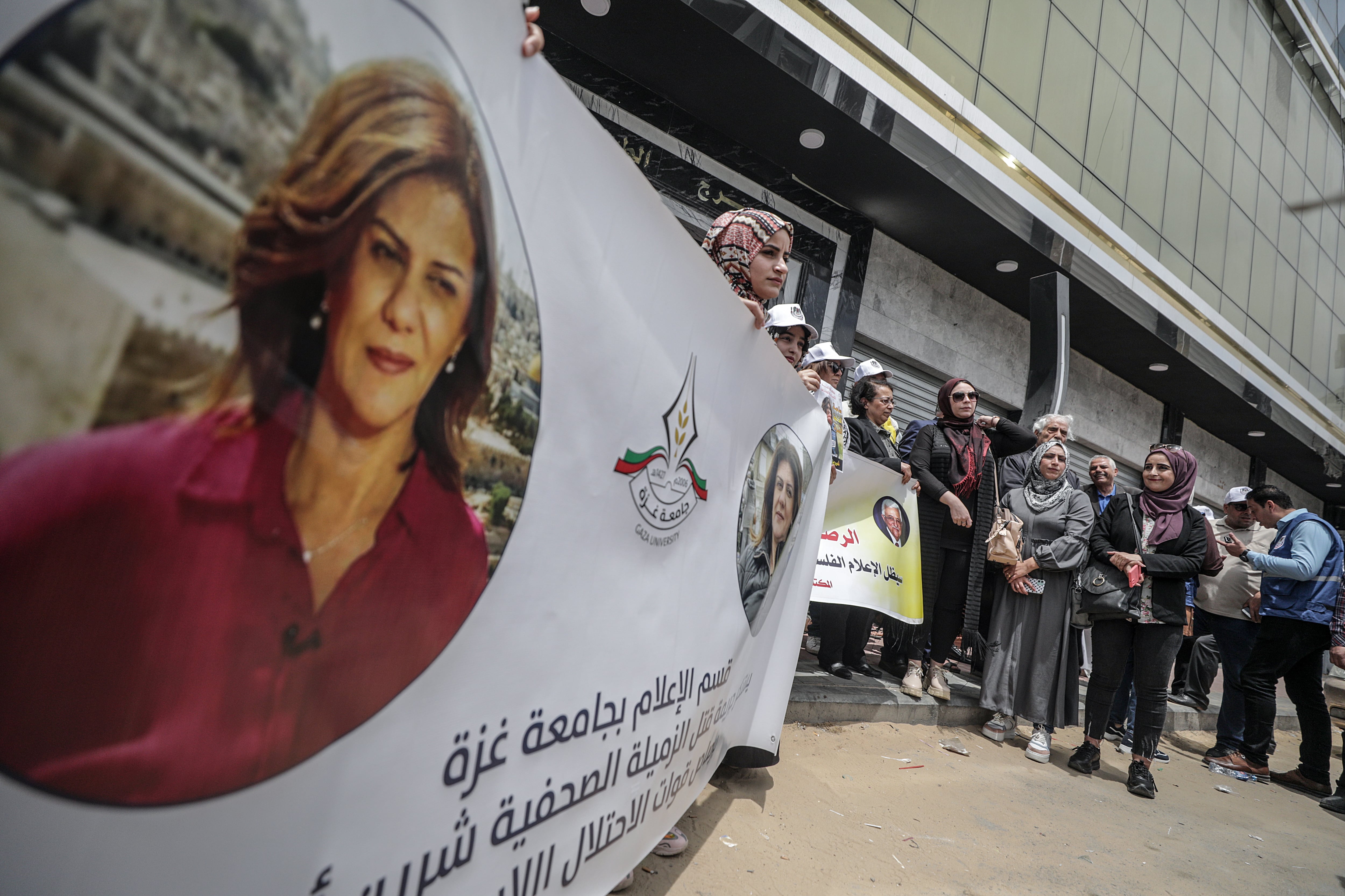 Periodistas palestinos protestan por el asesinato de la periodista de Al Jazeera Shireen Abu Akleh