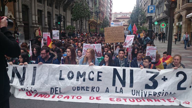 Los estudiantes se manifiestan por las calles de Oviedo contra la LOMCE, o Ley Wert, y contra los recortes en Educación del PP.