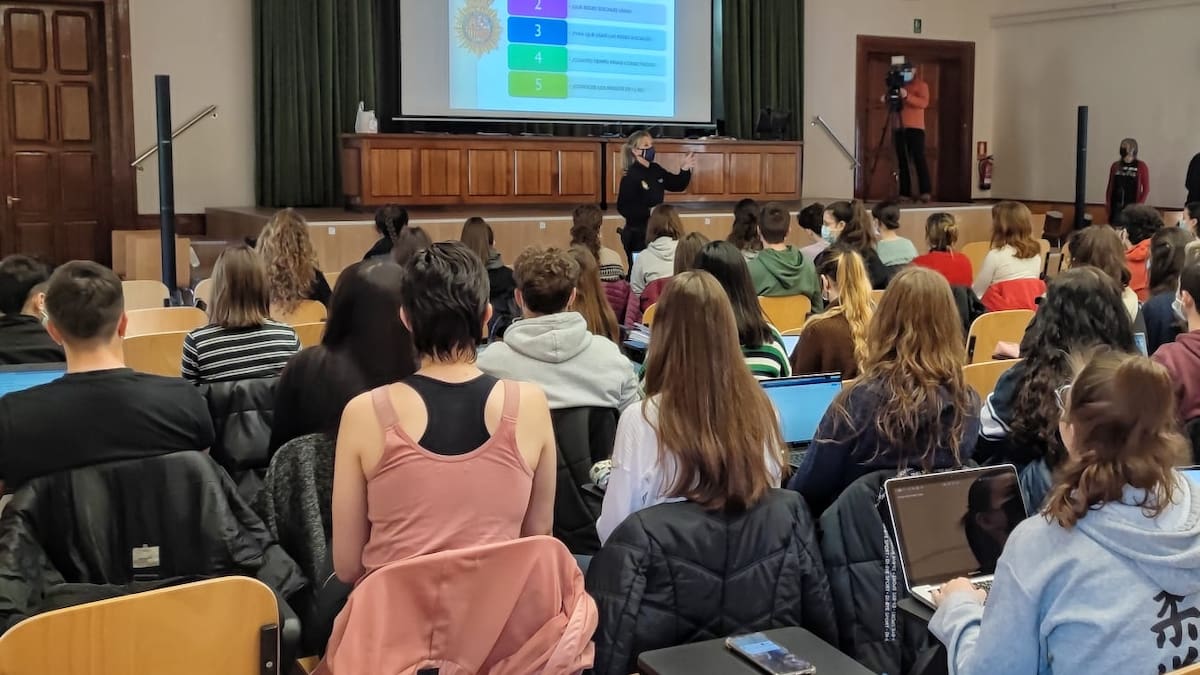 La Policía Nacional imparte charlas a futuros profesores de primaria en el campus de Huesca