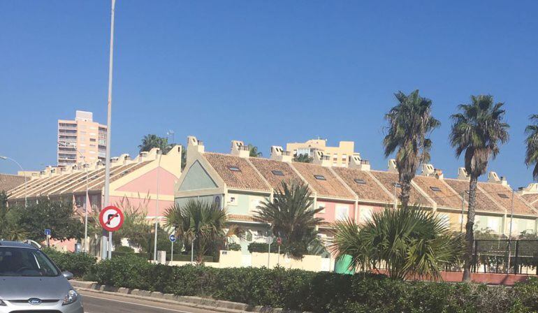 La carretera CV500 a su paso por El Perelló 