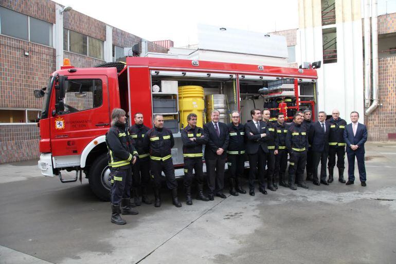 El alcalde de León, el consejero de Fomento y parte de la plantilla junto al nuevo camión