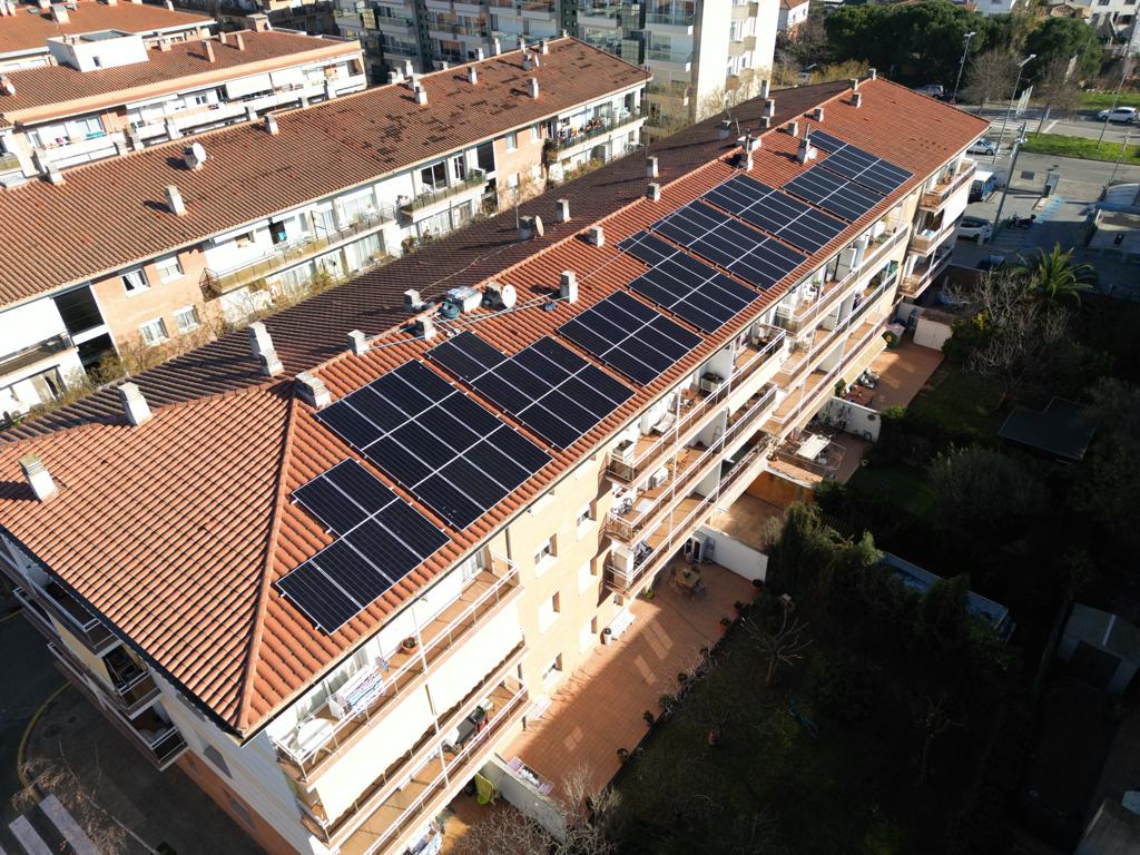 Les plaques de la primera comunitat energètica particular de Girona