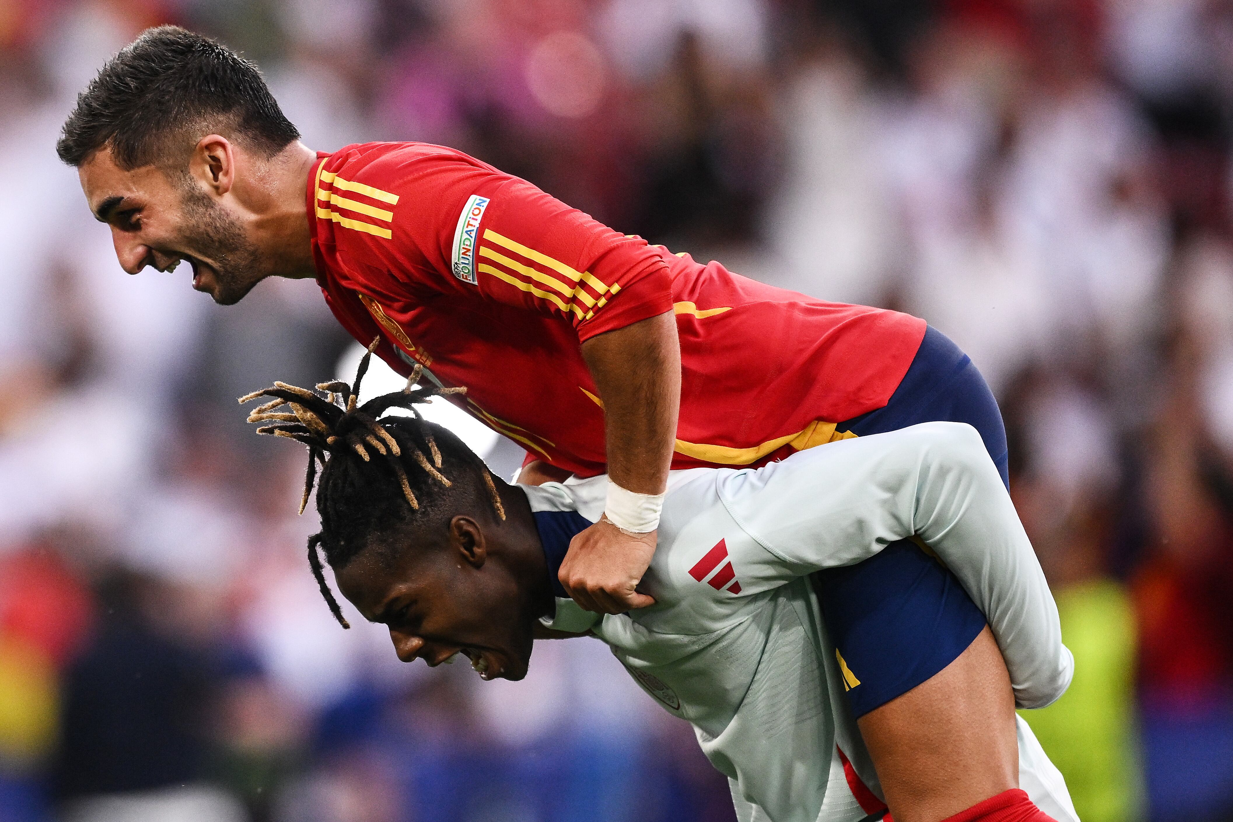 Ferran Torres y Nico Williams celebran la victoria de España ante Alemania en la Eurocopa