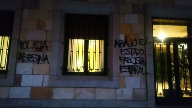 Pintadas en la Subdelegación del Gobierno de Zamora