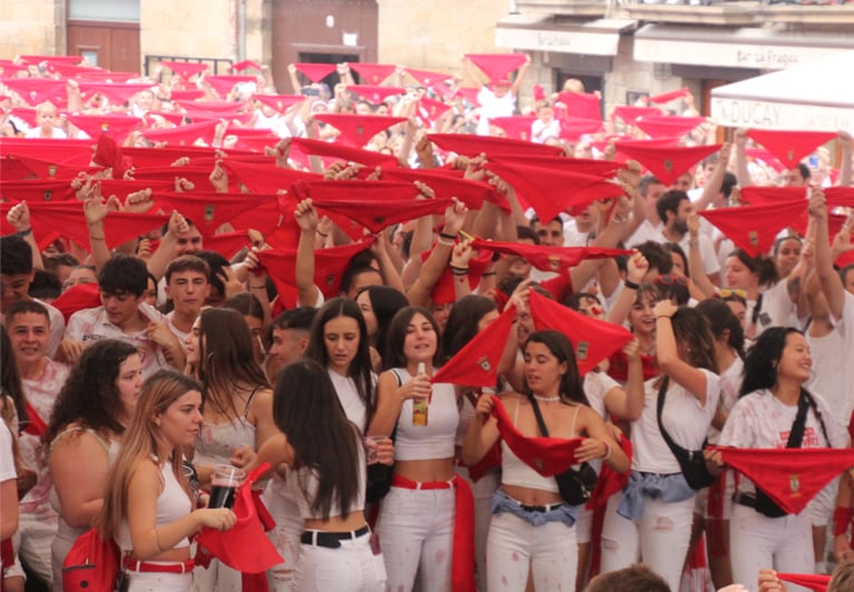 Ambiente en la plaza de Carlos III en el cohete de Olite