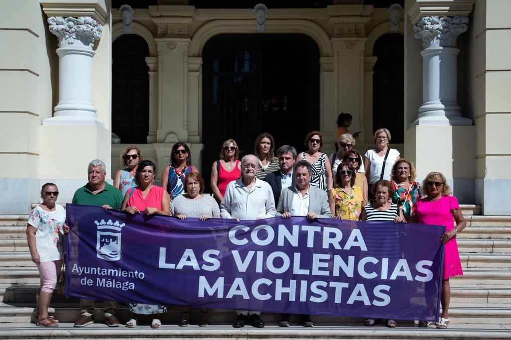 La Corporación Municipal del Ayuntamiento de Málaga guarda un minuto de silencio en memoria de la última víctima de la violencia machista