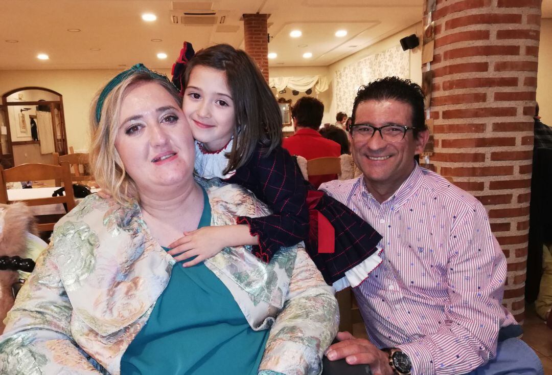 Patricia (izquierda), junto a su hija y su marido (derecha)