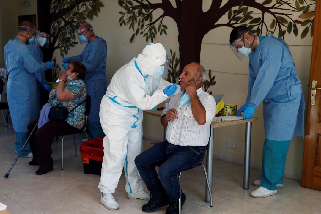 Sanitarios realizan pruebas PCR a los vecinos de O Incio, en Lugo.