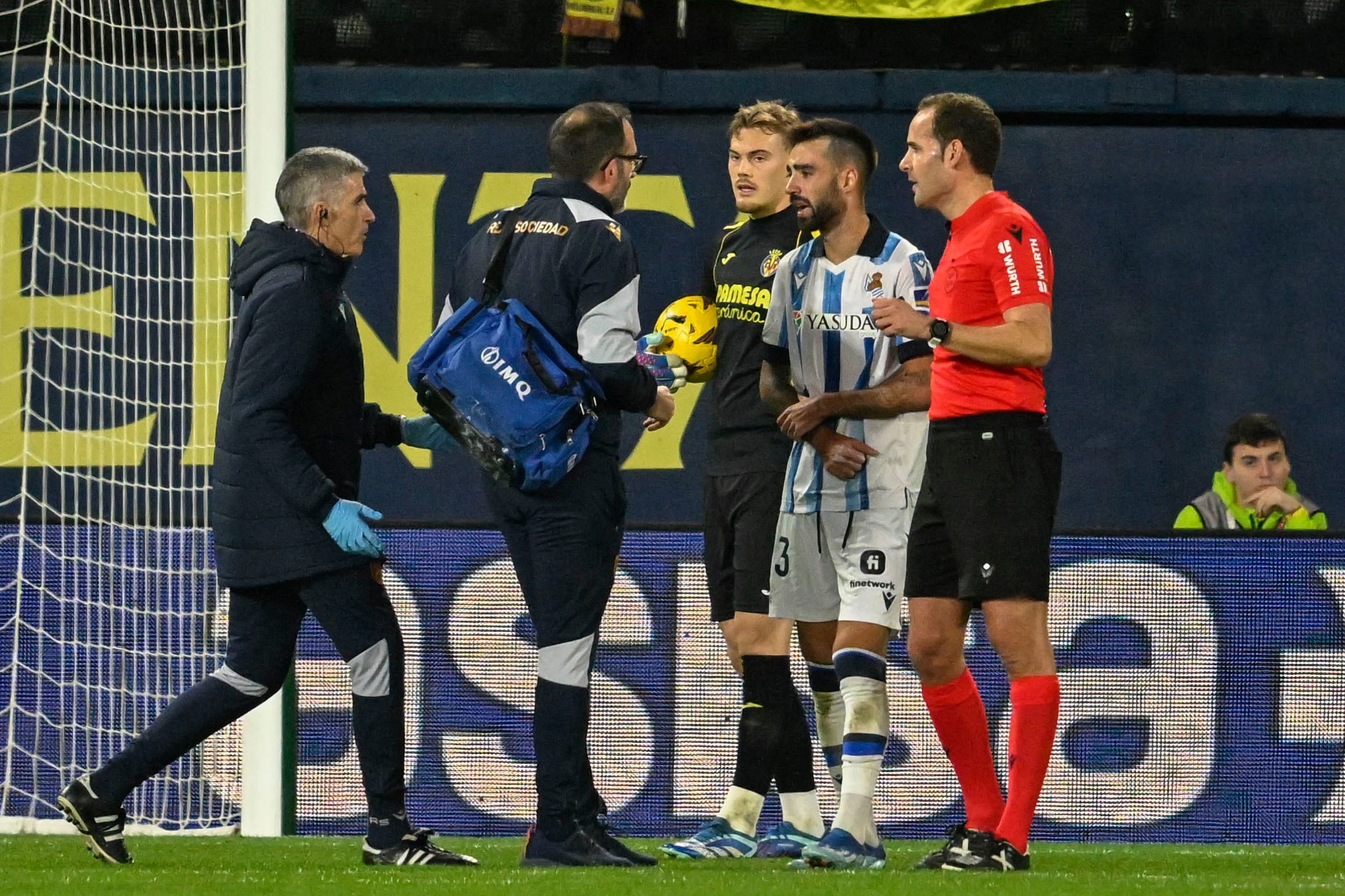 VILLARREAL (CASTELLÓN), 09/12/2023.- El centrocampista de la Real Sociedad Brais Méndez (2d) tras lesionarse durante el encuentro correspondiente a la jornada 16 de LaLiga entre Villarreal y Real Sociedad este sábado en el estadio de La Cerámica, en lVillarreal. EFE / Andreu Esteban
