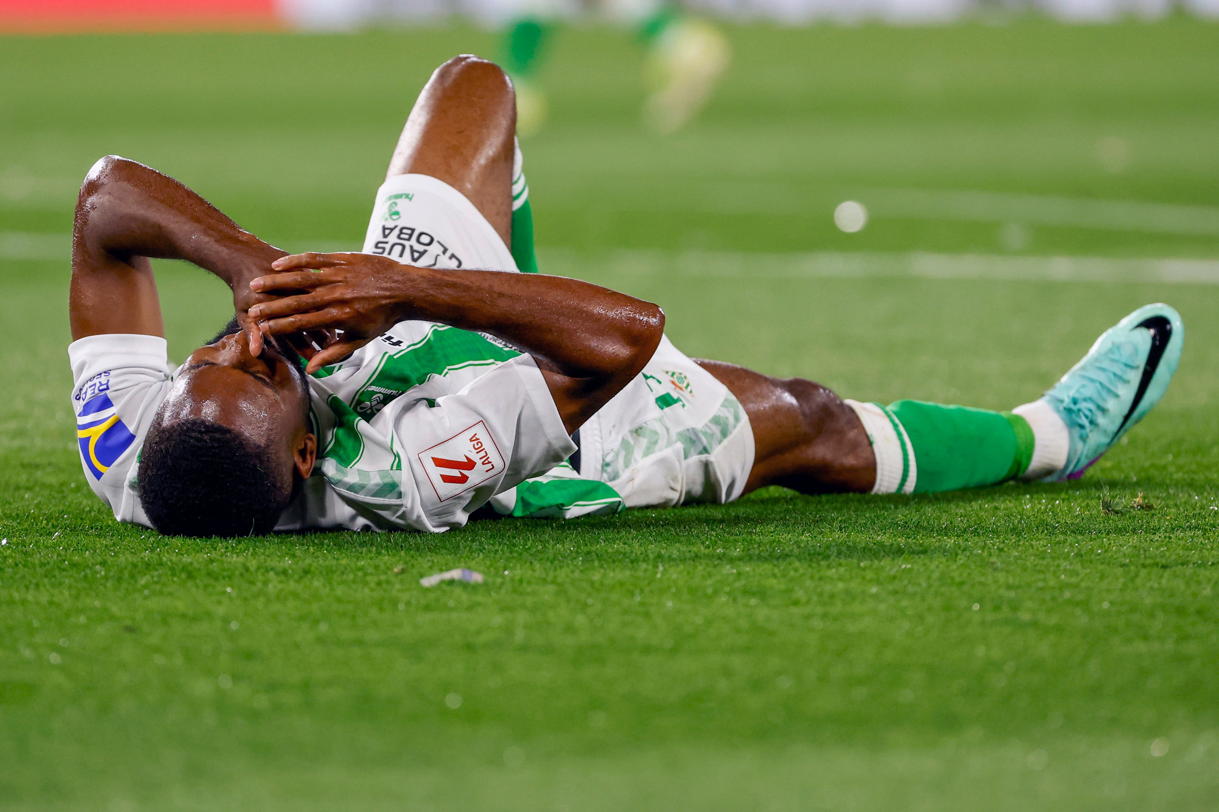 El delantero del Betis Cédric Bakambu, durante el partido de Liga en Primera División que Real Betis y Sevilla FC disputan este domingo en el estadio Benito Villamarín.